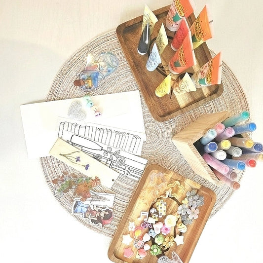 Création de marque-pages personnalisés DIY en papier et bois lors d’un atelier créatif à Créa Cœur