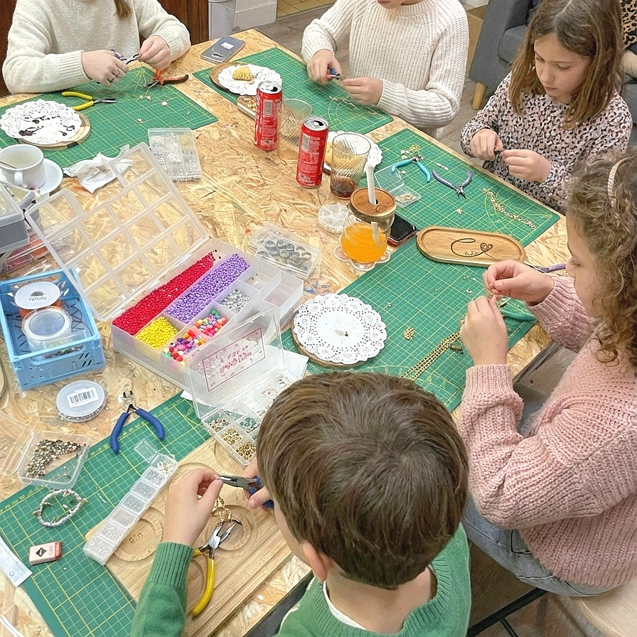 Anniversaire pour enfants et adolescents avec activités créative lors d'atelier pour un cadeau unique à partager au café créa cœur à romorantin lanthenay 