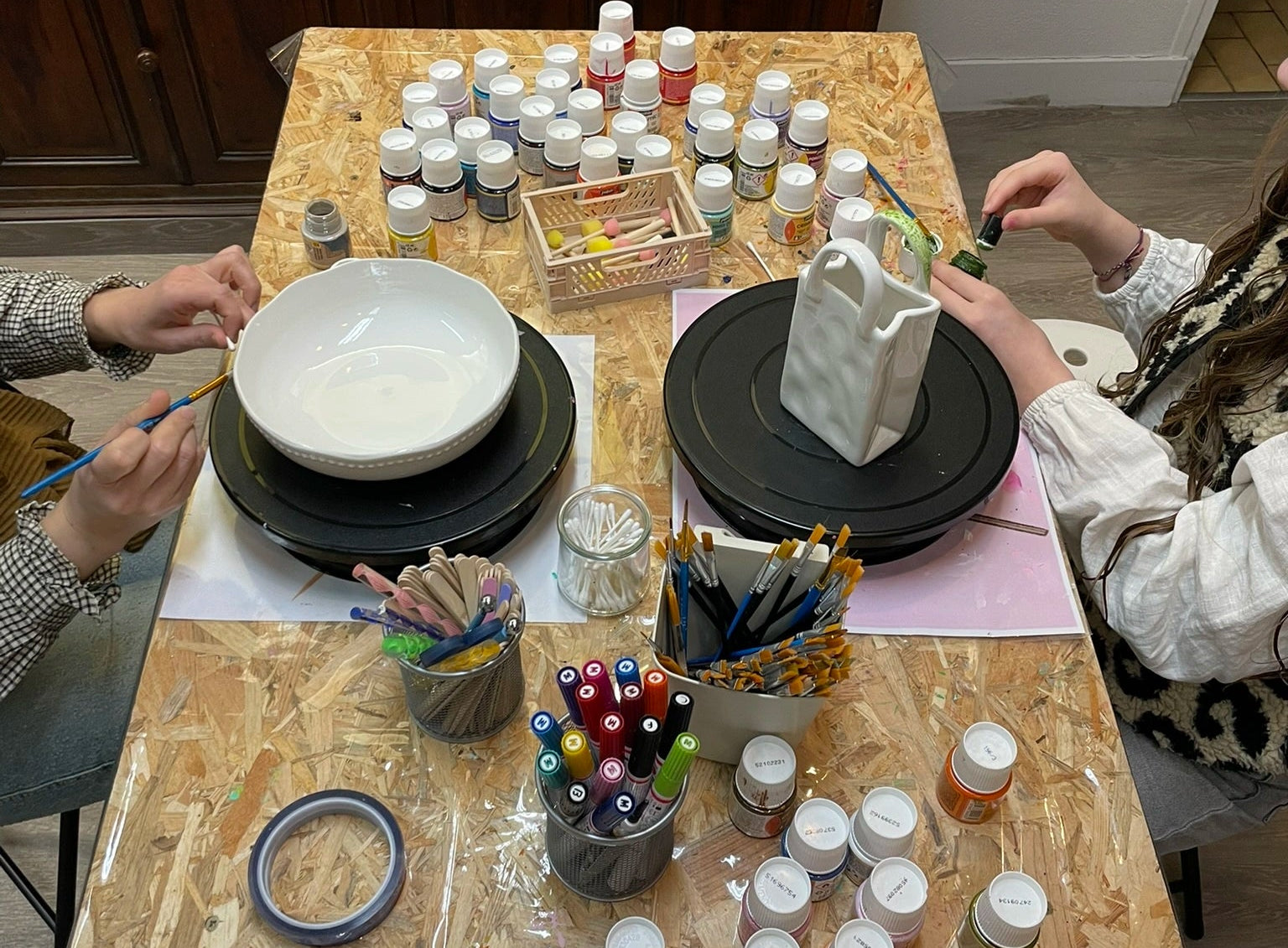 atelier créatif avec ou sans réservation peinture sur porcelaine ou céramique entre amies ou en famille
