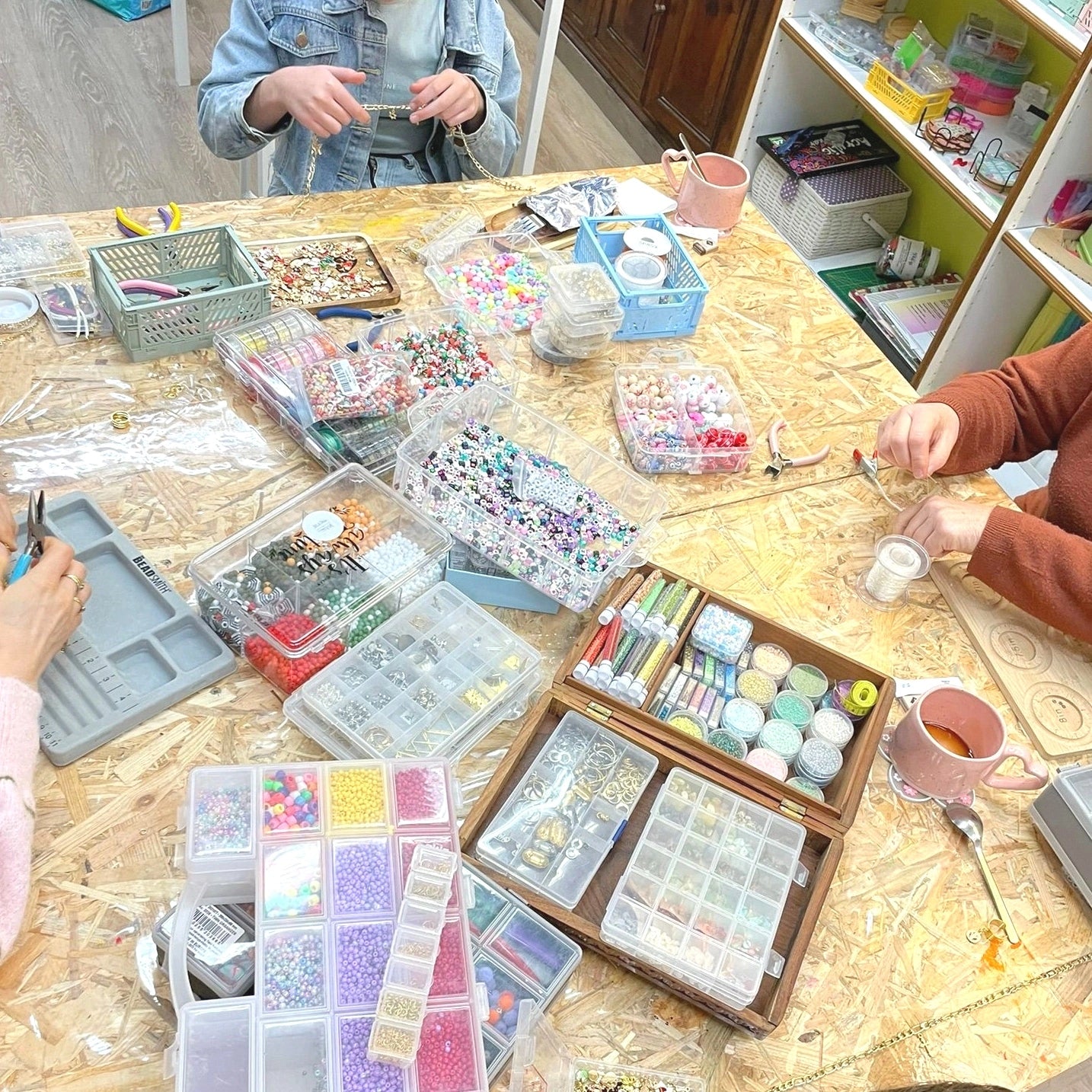 Atelier créatif personnalisation et création de bracelet pour enfants et adultes, activités chez Créa Cœur à Romorantin-Lanthenay 