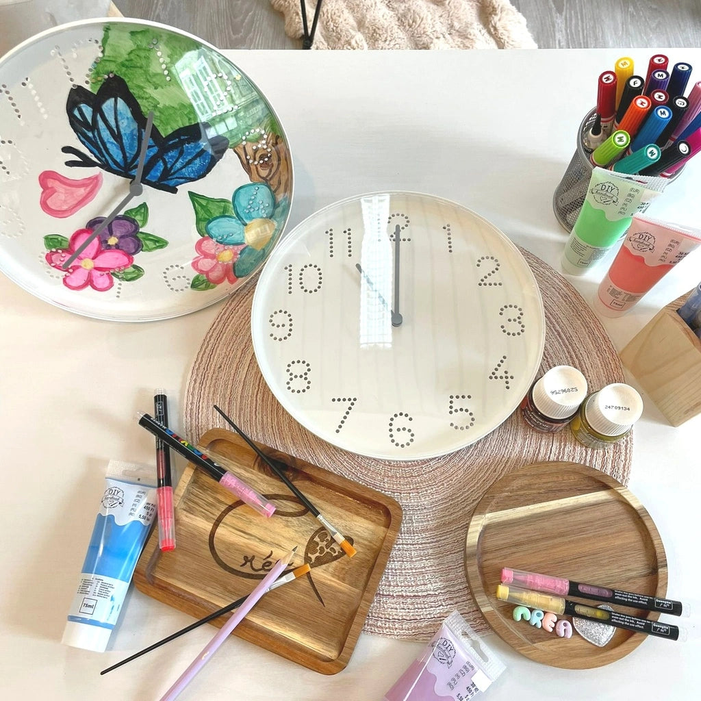 Personnalisation d'horloge à la main avec feutres, peinture, stickers atelier créatif à Romorantin lanthenay chez Créa cœur 