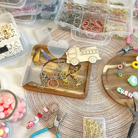 Atelier création de porte-clés DIY perles, pompoms, perles charms, bois ou plastique activité à Romorantin-Lanthenay chez Créa Cœur 