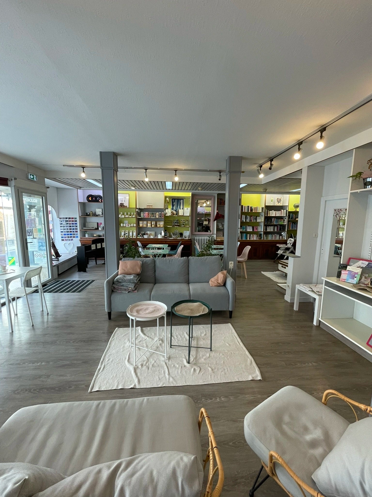 Café Créa cœur à romorantin lanthenay, espace cocooning, inspirant, avec jeux de sociétés, espace pour les enfants, bibliothèques, ateliers créatifs et artistiques 